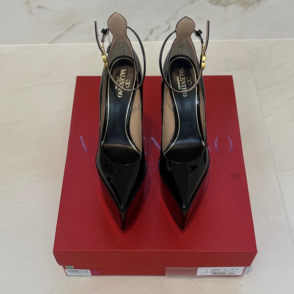 Valentino Black Patent Leather Pointed Tan-Go Pumps